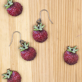 Punaiset metsämansikka- korvakorut, luontoaiheiset korvakorut